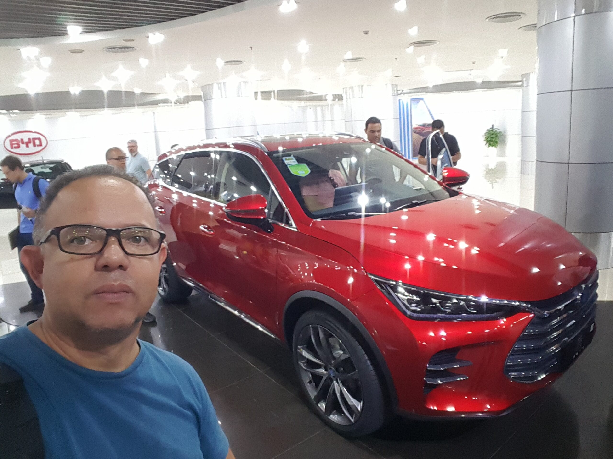 Orlando Silva em concessionária da BYD na China, em 2019
