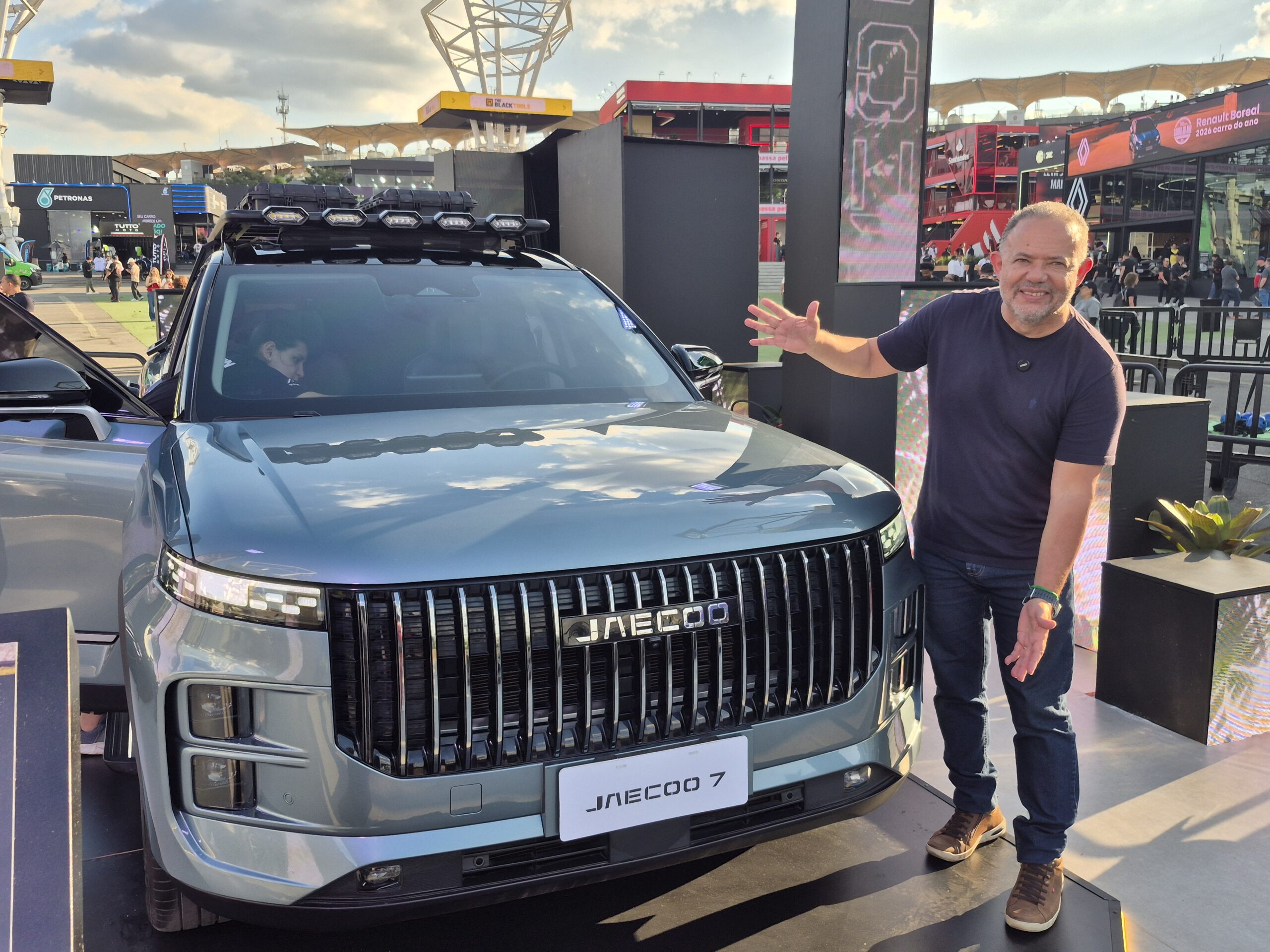 Jaecoo 5, SUV híbrido da Omoda & Jaecoo, exibido no estande do Festival Interlagos 2026