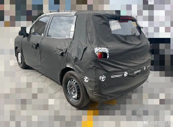 Interior do protótipo Geely E211 com comandos físicos flagrado na China