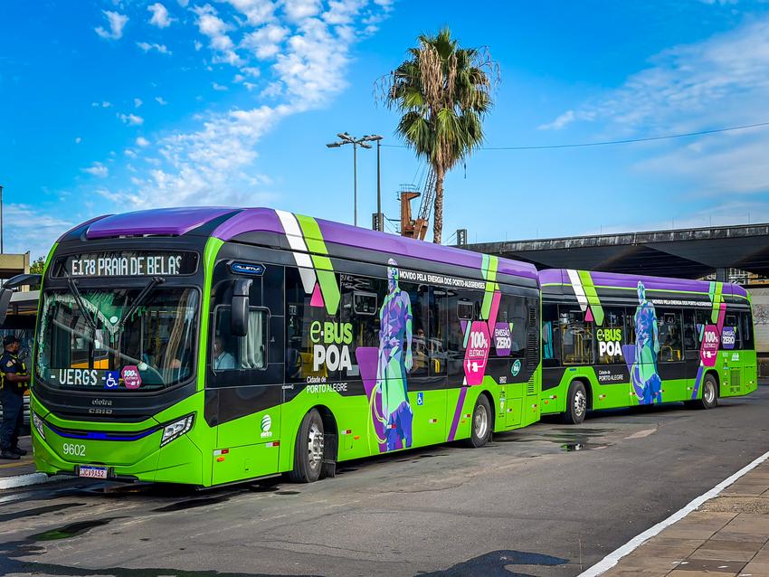 Ônibus elétricos de Porto Alegre no Terminal Mercado