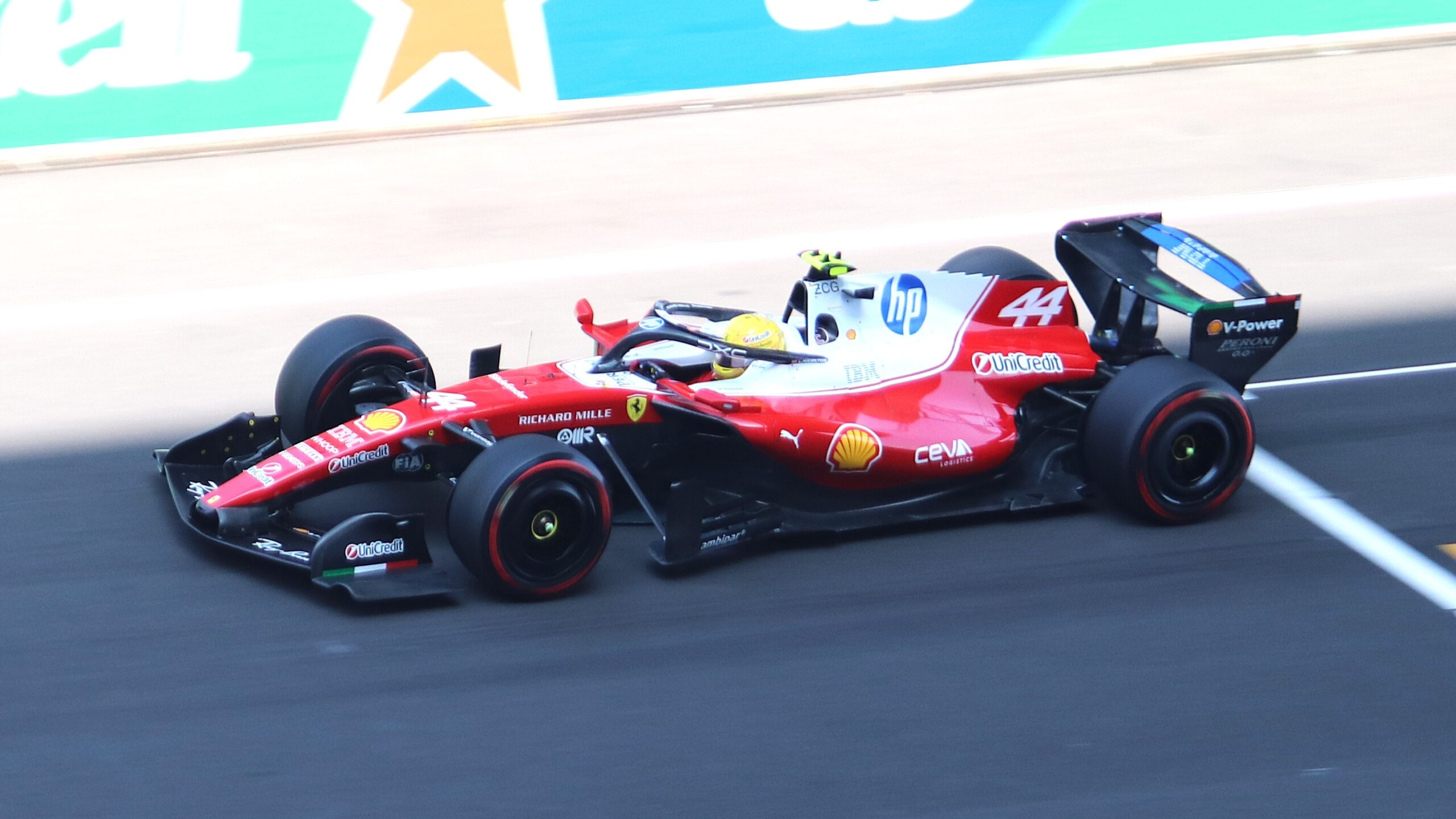 Lewis Hamilton pilotando a Ferrari SF-26 na temporada 2026 da Fórmula 1