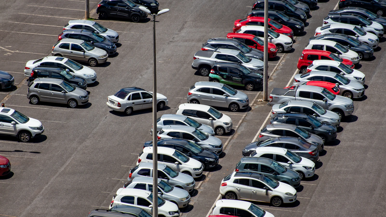 Carros seminovos estacionados à venda em um pátio