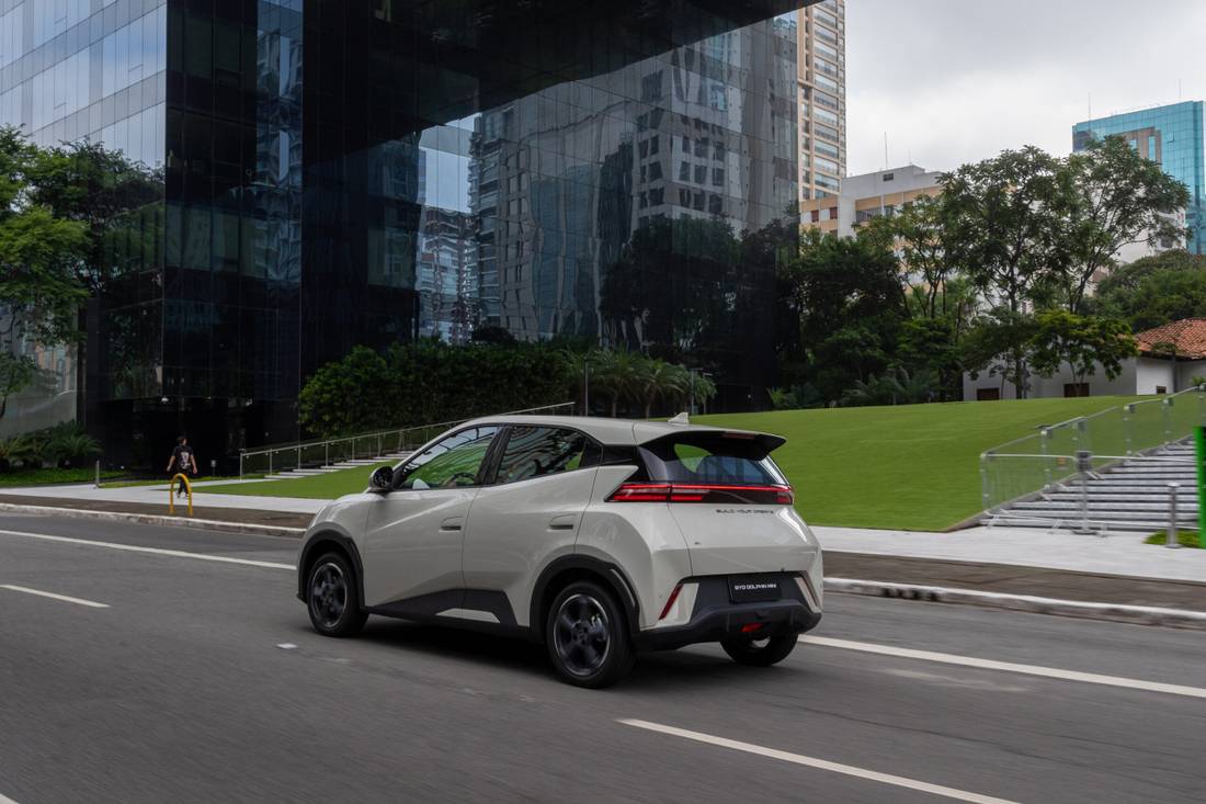 BYD Dolphin Mini vs Geely EX2: qual elétrico compacto combina mais com sua rotina?
