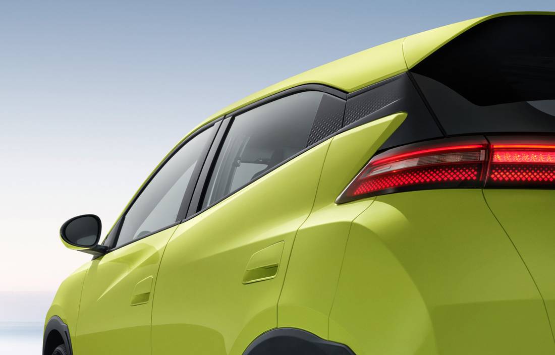 Detalhe da traseira do BYD Dolphin Mini verde