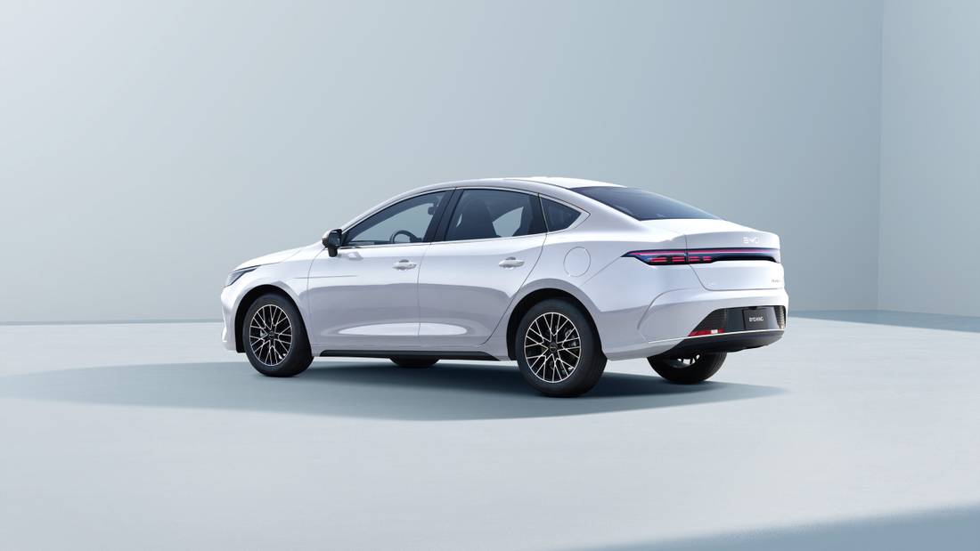 BYD King branco, vista traseira