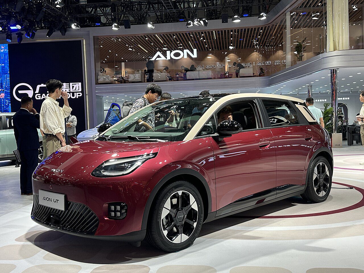 Aion UT nacional vs Dolphin Mini: produção da GAC em Goiás pode baixar o preço do carro elétrico?