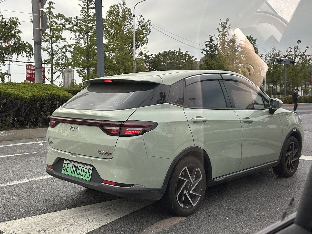 Carros chineses vão ficar mais baratos no Brasil? A guerra de preços da China empurra para baixo, mas o imposto de 35% puxa para cima