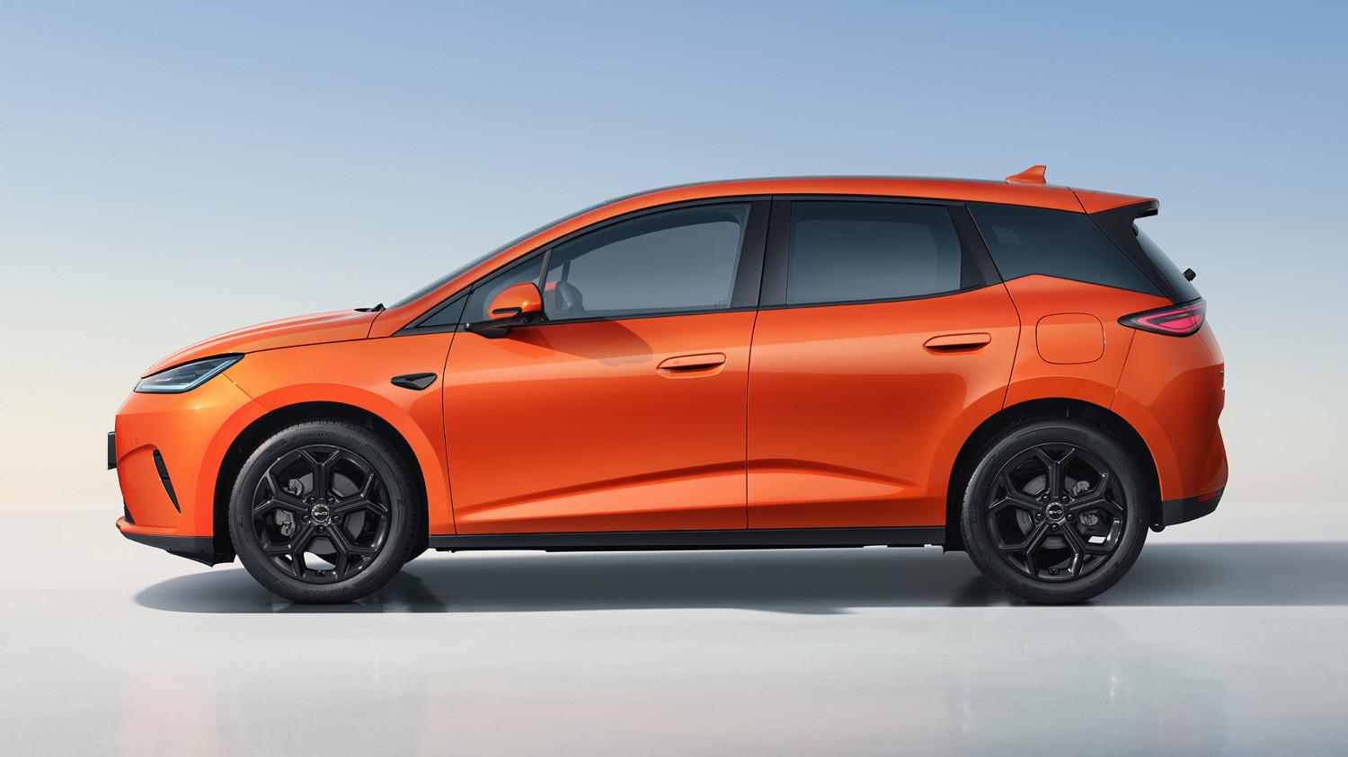 Novo BYD Dolphin Mini vs Geely EX2: tração traseira, porta-malas dianteiro de 94 litros e a ficha técnica completa