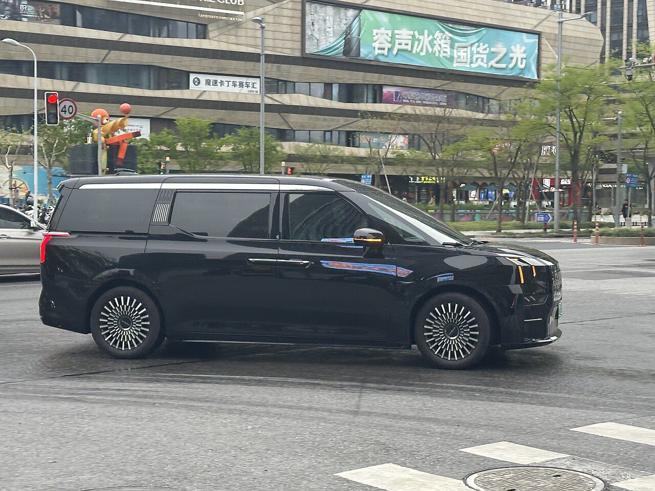 Zeekr 009, minivan elétrico de luxo da Geely